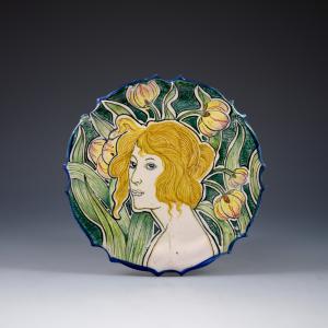 Piattino con profilo femminile e fiori